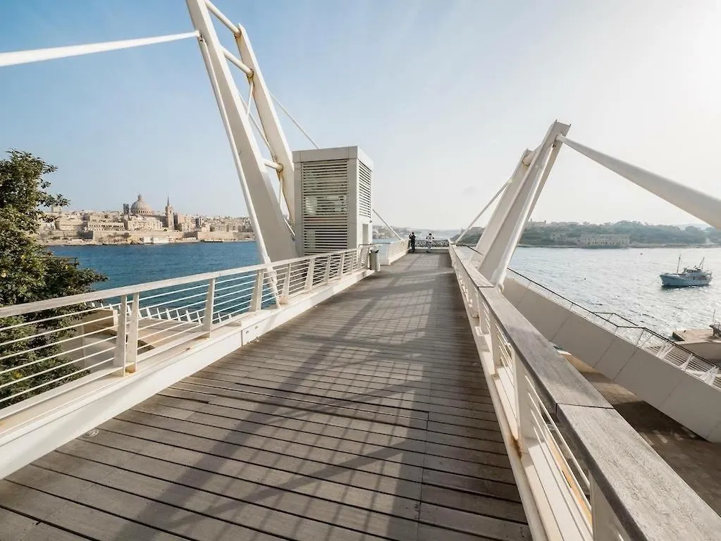 Luxury Apartment With Balcony, Central Area Gzira