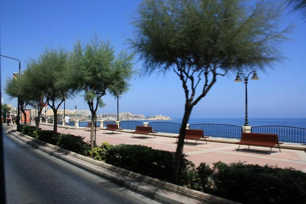 Luxury Apartment With Balcony, Central Area Gzira